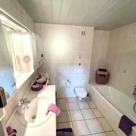 Christinas Fewo Fischerhus Mit 3 Schlafzimmer, Kueche, Wohnzimmer,badezimmer , Balkon U Garten U Parkplatz In Thiede 萨尔茨吉特