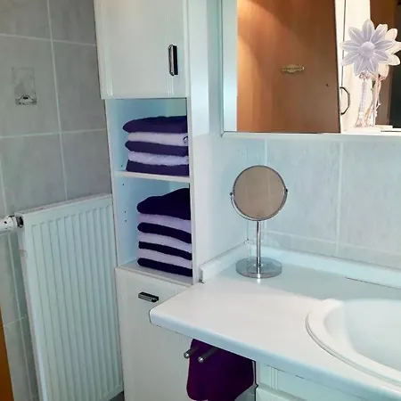 Christinas Fewo Fischerhus Mit 3 Schlafzimmer, Kueche, Wohnzimmer,badezimmer , Balkon U Garten U Parkplatz In Thiede 萨尔茨吉特