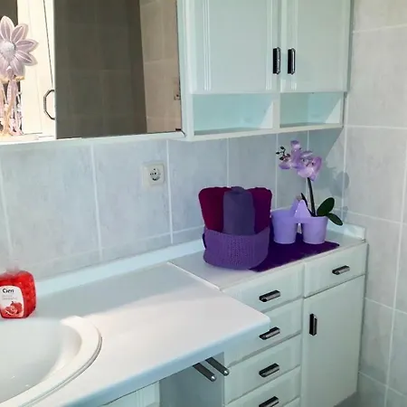 Christinas Fewo Fischerhus Mit 3 Schlafzimmer, Kueche, Wohnzimmer,badezimmer , Balkon U Garten U Parkplatz In Thiede