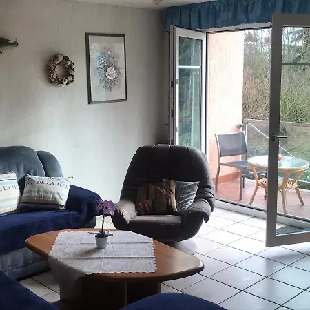 Christinas Fewo Fischerhus Mit 3 Schlafzimmer, Kueche, Wohnzimmer,badezimmer , Balkon U Garten U Parkplatz In Thiede 萨尔茨吉特