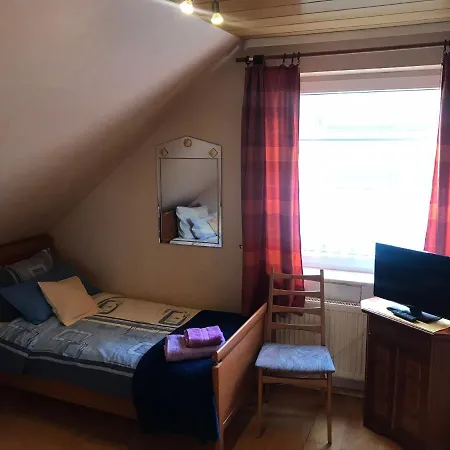 Christinas Fewo Fischerhus Mit 3 Schlafzimmer, Kueche, Wohnzimmer,badezimmer , Balkon U Garten U Parkplatz In Thiede 萨尔茨吉特